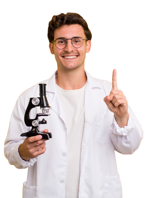 Homme avec sarot de scientifique tenant un microscope.